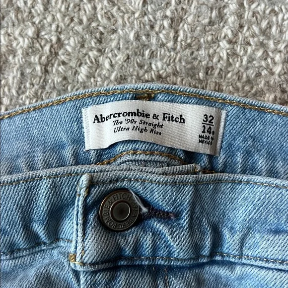 Abercrombie & Fitch 90’s Straight Ultra High Rise - Picture 3 of 3